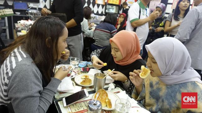 Di Hong Kong saat ini ada beberapa restoran halal, baik yang sudah mengantongi sertifikat halal dari majelis ulama setempat atau karena sajian menu vegetarian.