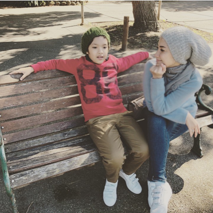 <p>Bersantai dulu di kursi taman nih ceritanya. (Foto: Instagram @tiaivankka)</p>