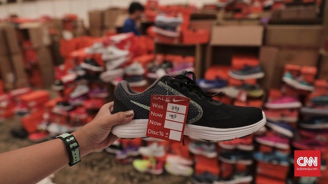 Produsen sepatu global Nike memastikan tetap akan berproduksi di Indonesia mesti memangkas kerja sama dengan sejumlah pabrik pemasok.