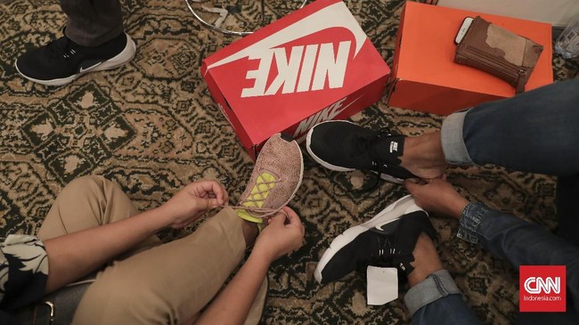 PT Nikomas Gemilang, produsen sepatu dengan merek dagang Nike, akan merumahkan 1.600 pegawainya.