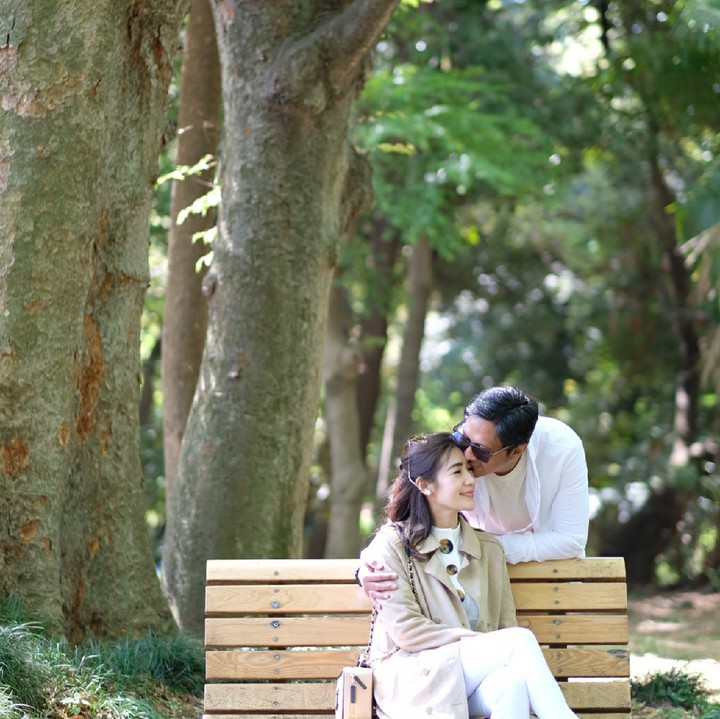 <p>Menikah sejak Desember 2005, pria yang sekarang menjadi presenter dan komedian ini masih selalu tampil mesra dengan sang istri. (Foto: Instagram/erintaulany)</p>
