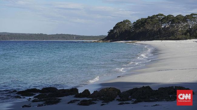 Beberapa pantai di Kepulauan Balears, Spanyol, mempersilakan pengunjungnya untuk menanggalkan busana untuk menikmati suasananya.
