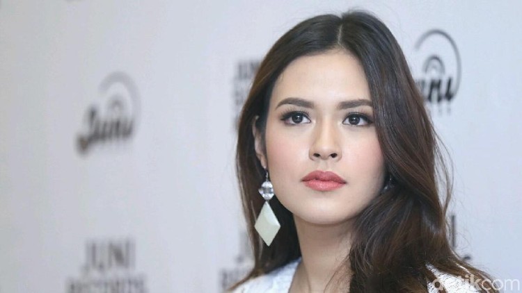 Penyanyi Raisa dan suaminya, Hamish Daud, hari ini merayakan ulang tahun pertama pernikahannya. Di momen ini, Raisa memperlihatkan baby bump-nya.