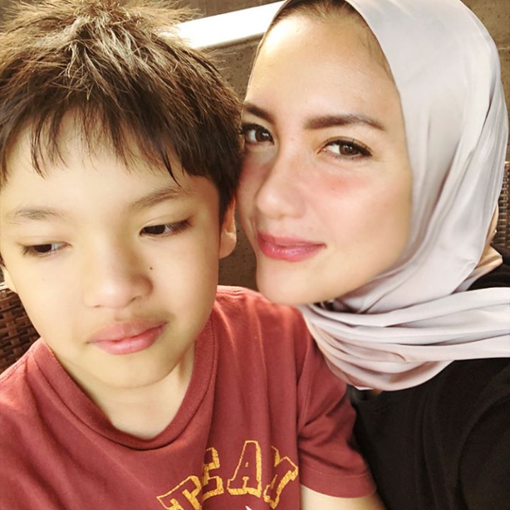 <p>Micah, ayo lihat ke kamera, kan sedang difoto. Cekrek! (Foto: Instagram @tiaivankka)</p>