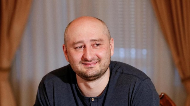 Babchenko akhirnya secara mengejutkan hadir di depan publik setelah lebih dari 12 jam kepolisian Ukraina menyatakan dirinya tewas ditembak.