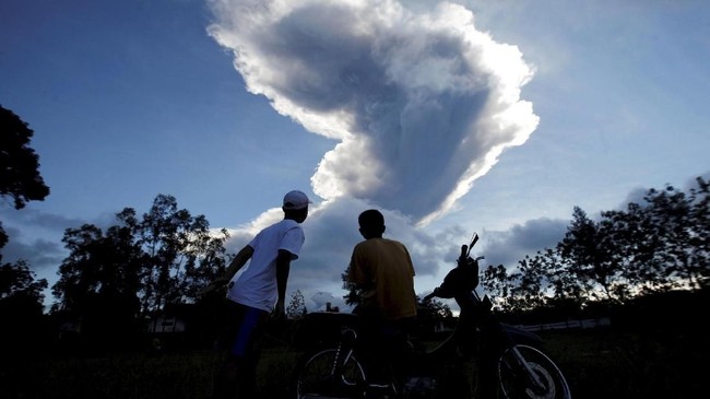FOTO: Merapi Kembali Erupsi, Ratusan Warga Mengungsi
