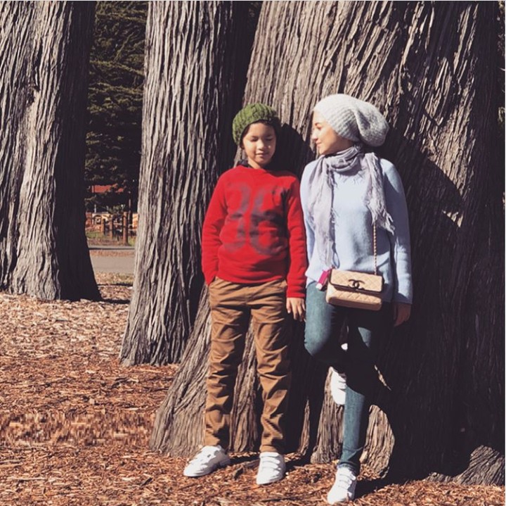 <p>Bunda dan anak laki-lakinya tampil kembaran? Bisa banget. Tuh lihat sneakers mereka kembaran. Foto: Instagram @tiaivankka</p>