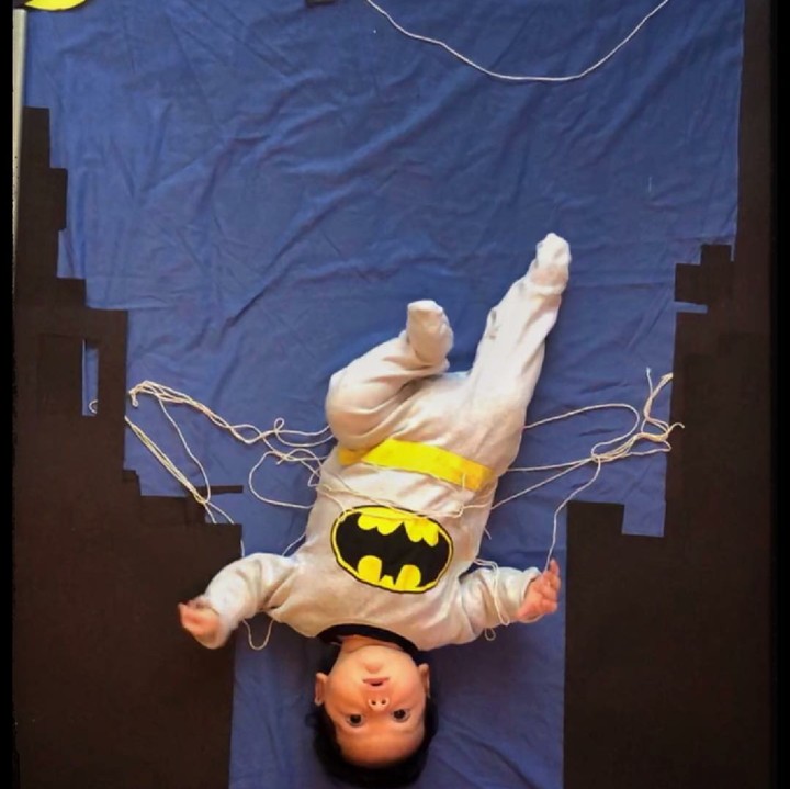 <p>Berkat kreativitas bundanya, si kecil bisa jadi Batman yang sedang kerja bareng Spiderman nih, he-he-he. (Foto: Instagram/babies_creatively)  </p>