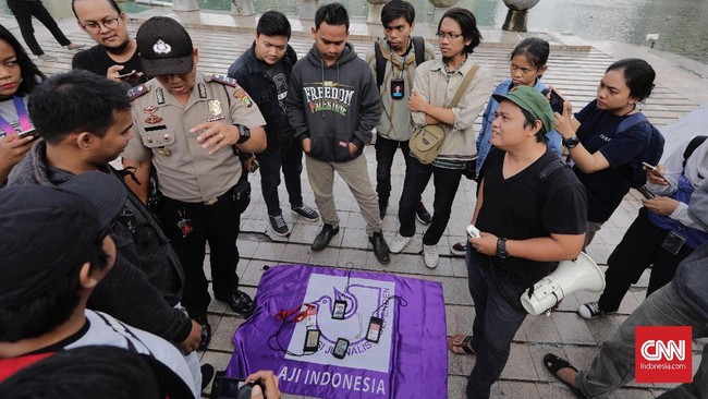 Ketua AJI Palu Muhammad Iqbal bersedia kendaraannya disita sementara oleh polisi karena tidak membawa STNK, tetapi dia malah dianiaya.