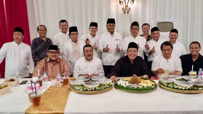Ketua Umum PDIP Megawati Soekarnoputri mengirimkan aneka bubur untuk buka bersama di rumah pemilik Trans Corp, Chairul Tanjung, Sabtu (2/6) malam.