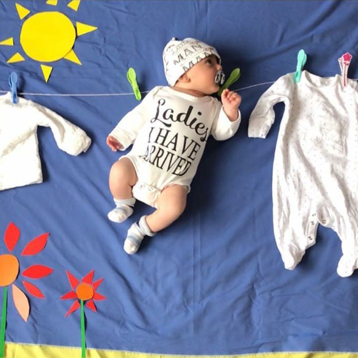 <p>Lho, kok bayinya ikut dijemur? He-he-he.  (Foto: Instagram/babies_creatively)</p>