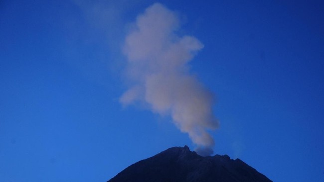 Gunung Merapi di Yogyakarta mengeluarkan awan panas guguran pada Kamis (7/3) pagi dengan jarak luncur 1.200 meter.