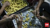 FOTO: Geliat Produksi Kue Kering di Pusaka Kwitang Sejak 1990, toko kue kering Pusaka Kwitang melayani para pelanggan setiap kali hari raya Idulfitri datang. Tiap hari mereka memproduksi hingga 30 kaleng besar.