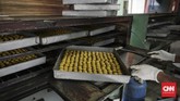 FOTO: Geliat Produksi Kue Kering di Pusaka Kwitang Sejak 1990, toko kue kering Pusaka Kwitang melayani para pelanggan setiap kali hari raya Idulfitri datang. Tiap hari mereka memproduksi hingga 30 kaleng besar.