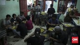 FOTO: Geliat Produksi Kue Kering di Pusaka Kwitang Sejak 1990, toko kue kering Pusaka Kwitang melayani para pelanggan setiap kali hari raya Idulfitri datang. Tiap hari mereka memproduksi hingga 30 kaleng besar.