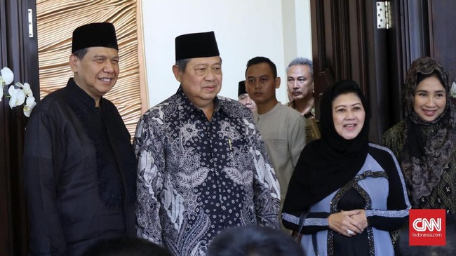 Selain SBY dan Jusuf Kalla, sejumlah tokoh hadir saat buka bersama di rumah Chairul Tanjung, di antaranya B.J. Habibie, Moeldoko, Boediono, dan Akbar Tanjung.
