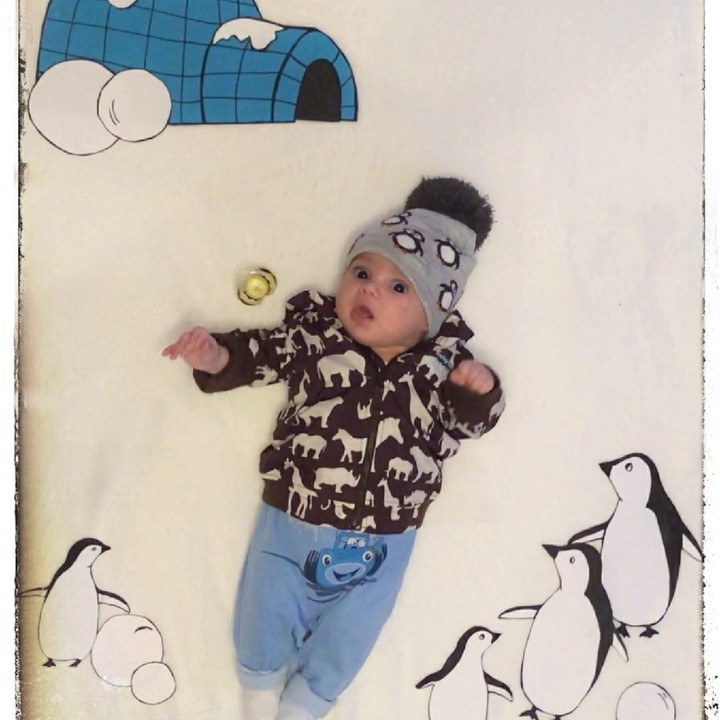 <p>Wah, si kecil lagi di Antartika nih bareng penguin-penguin. He-he. (Foto: Instagram/babies_creatively)  </p>