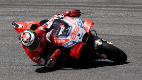 Lorenzo Tercepat, Rossi Terpuruk di FP2 MotoGP Catalunya