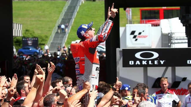 CEO Ducati Claudio Domenicali mengaku sedih melihat lambatnya proses adaptasi Jorge Lorenzo selama membela tim tersebut di ajang MotoGP.