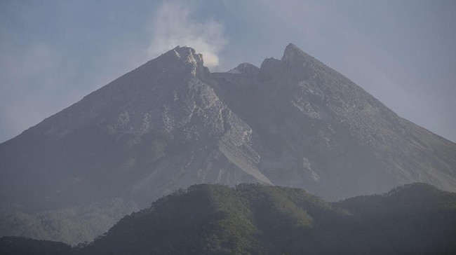 Aktivitas Gunung merapi mulai mengalami peningkatan. Warga di sekitar radius 3 kilometer dari puncak gunung diimbau waspada.