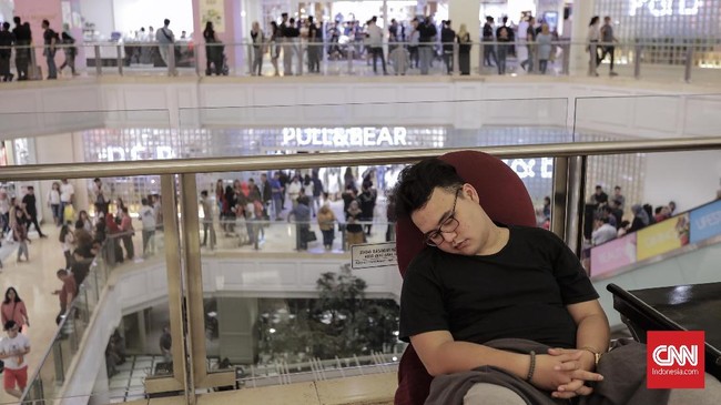 Terlalu nyaman relaksasi dengan kursi pijat, seorang pria Jepang tertidur hingga terkunci di dalam mal.