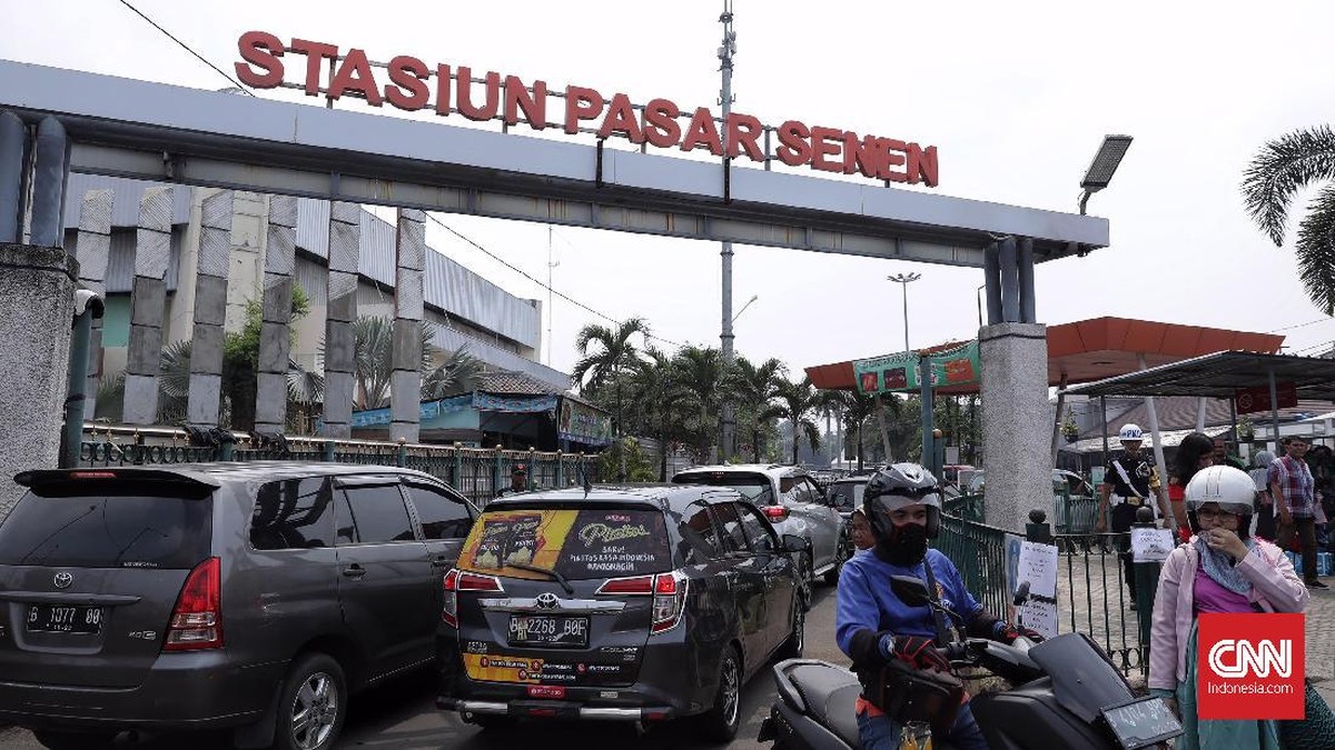 FOTO: Geliat Pemudik di Pasar Senen