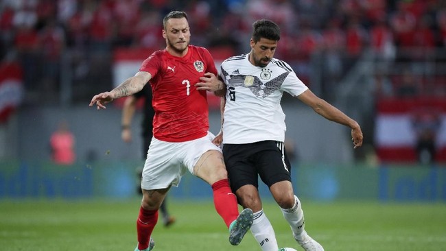 Jerman gagal menang dalam lima pertandingan beruntun. Austria membuat sang juara dunia takluk 1-2 dalam laga persahabatan.