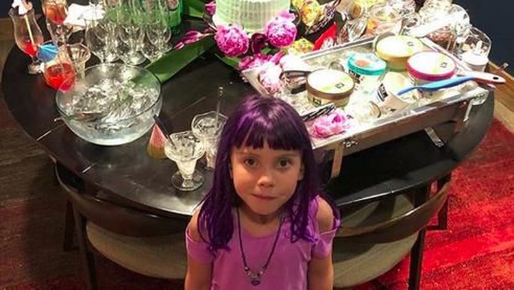 Setelah menjadi orang tua, kita pasti merasa betapa waktu berlalu begitu cepat. Anak-anak tumbuh besar luar biasa cepat