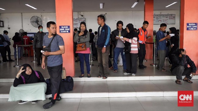 FOTO: Geliat Pemudik di Pasar Senen