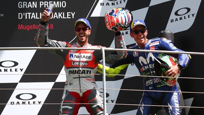 Andrea Dovizioso tidak kecewa kalah terkenal dari Valentino Rossi meski dalam dua musim terakhir berhasil menjadi pebalap Italia tersukses di MotoGP.