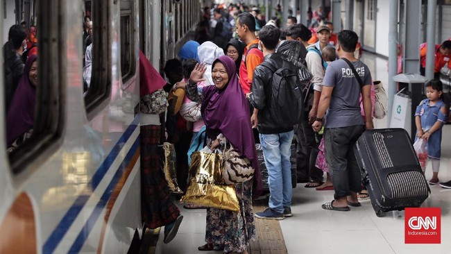 Menteri Koordinator Bidang Perekonomian Darmin Nasution menyebut pemerintah mewaspadai potensi lonjakan inflasi dari harga tiket transportasi mudik.