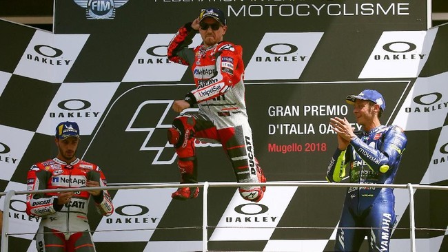 Pebalap Movistar Yamaha Valentino Rossi menilai Jorge Lorenzo dan Repsol Honda pintar menyimpan rahasia sehingga tak sempat menimbulkan rumor.