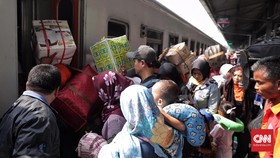 Pemudik Mulai Padati Stasiun Pasar Senen