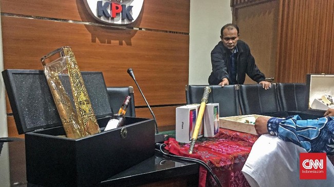 Mendagri Tjahjo Kumolo melaporkan gratifikasi berupa keris komando dari Kerajaan Majapahit abad 14 bertahta intan serta jam mewah senilai Rp600 juta.