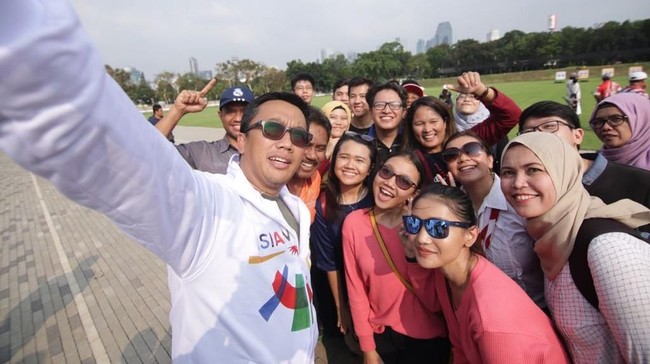 Menpora RI, Imam Nahrawi, mengajak para vlogger, blogger, dan sejumlah jurnalis untuk berkeliling ke kompleks GBK jelang Asian Games 2018.
