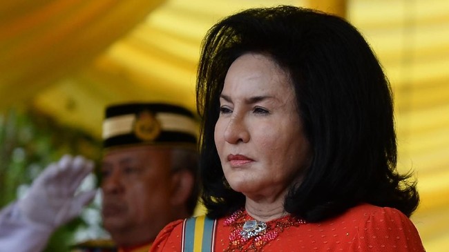 Penampilan istri eks PM Malaysia Najib Razak, Rosmah Mansor, kembali menjadi sorotan setelah dirinya divonis 10 tahun penjara atas kasus suap proyek pendidikan.