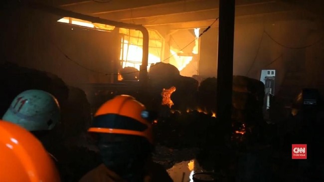 Sebanyak 20 unit kapal terbakar dermaga bagian barat Pelabuhan Benoa, Bali pada Senin (9/7) dini hari sekitar pukul 01.55 WITA.