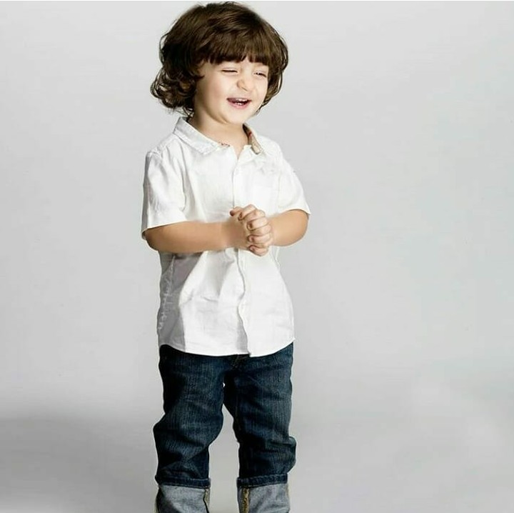 <p>Gimana, Bun, Abram nggak kalah ganteng dari ayahnya kan? (Foto: Instagram @1.sharukh)</p>