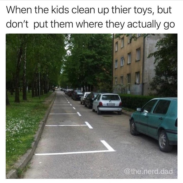 <p>Iya sih, anak-anak merapikan mainannya setelah bermain di ruang tengah. Tapi masalahnya mainannya tetap ada di ruang tengah alias nggak dibawa serta. (Foto: Instagram @the.nerd.dad)</p>