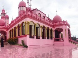 Deretan Masjid Berwarna Pink yang Unik dan Memesona