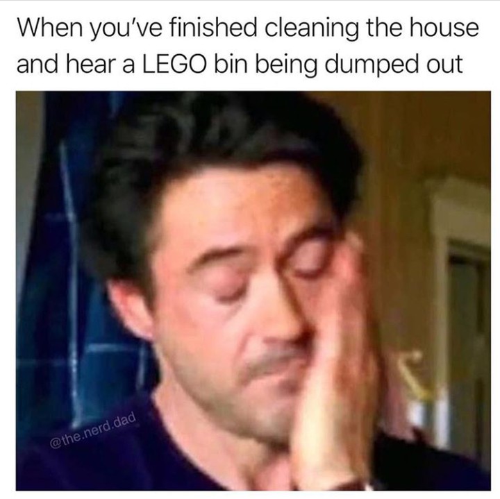 <p>Baru saja selesai beres-beres rumah, eh si kecil mulai bermain dengan balok mainannya. (Foto: Instagram @the.nerd.dad)</p>