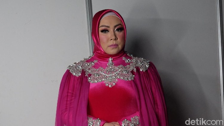 Empati Tsunami, Melly Goeslaw Bersyukur Masih Bisa Peluk Suami Melly ikut merasakan kesedihan Ifan 'Seventeen' yang berpisah secara tragis dengan istrinya. Kini, Melly bersyukur masih bisa mengucap cinta pada suami.