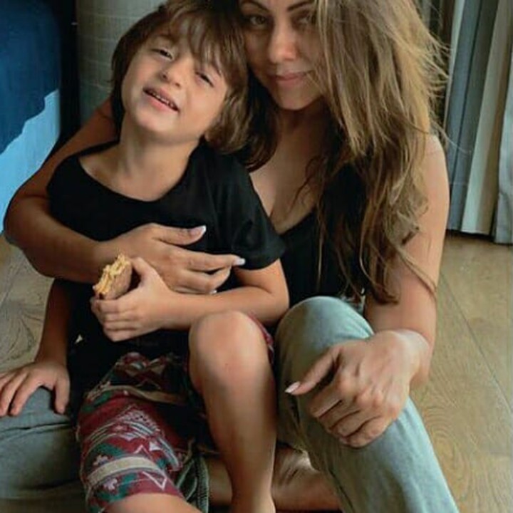 <p>Abram juga sayang banget lho sama sang bunda. (Foto: Instagram @iamgeeshiakhan)</p>