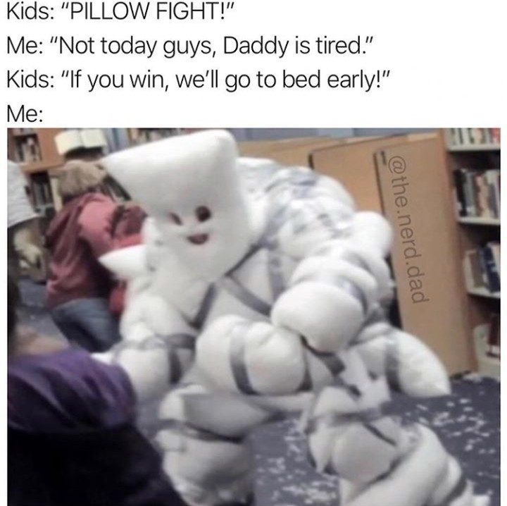 <p>Siapa yang anaknya sering minta mengajak perang bantal menjelang tidur, padahal ayah bundanya sudah super lelah? (Foto: Instagram @the.nerd.dad)</p>