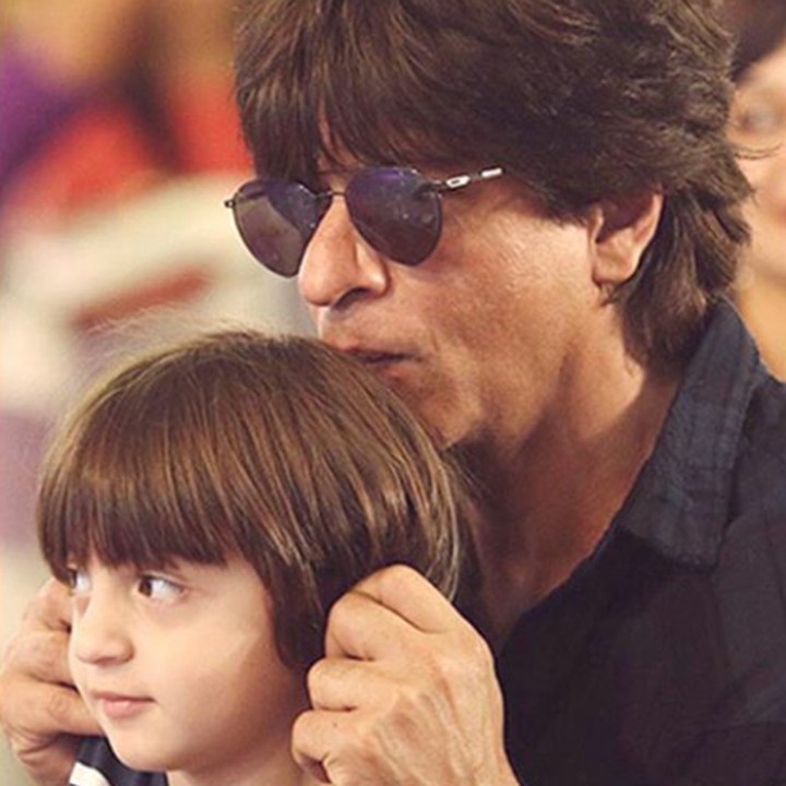 <p>Saat dijahili ayahnya, Abram memilih pasrah, hi-hi-hi. (Foto: Instagram @bollywoodkingsrk)</p>