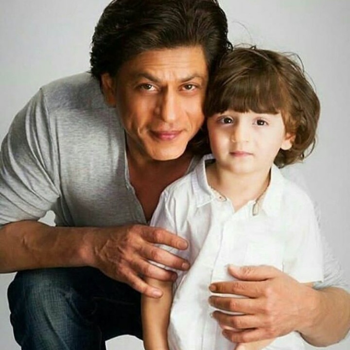 <p>Ke mana pun ayahnya pergi, Abram selalu setia menemani. So sweet banget ya. (Foto: Instagram @srkfilms)</p>