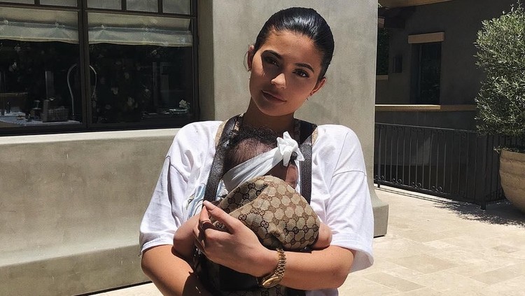 Setelah jadi ibu, Kylie Jenner mengaku hidupnya berubah. Termasuk pandangan dirinya tentang kehidupan pun ikut berubah.