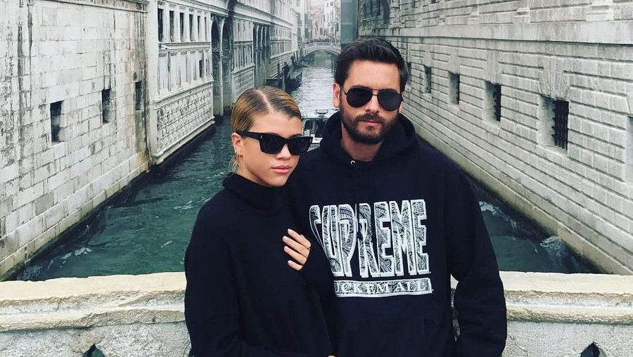 Sofia Richie unfollow Kourtney Kardashian hingga absen di program The Kardashians karena pacar, benarkah?.