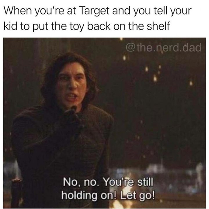 <p>Duh, si kecil sudah menemukan mainan yang dia inginkan nih. Hu-hu, padahal nggak ada yang akan membelikan kamu mainan saat ini, Nak. (Foto: Instagram @the.nerd.dad)</p>