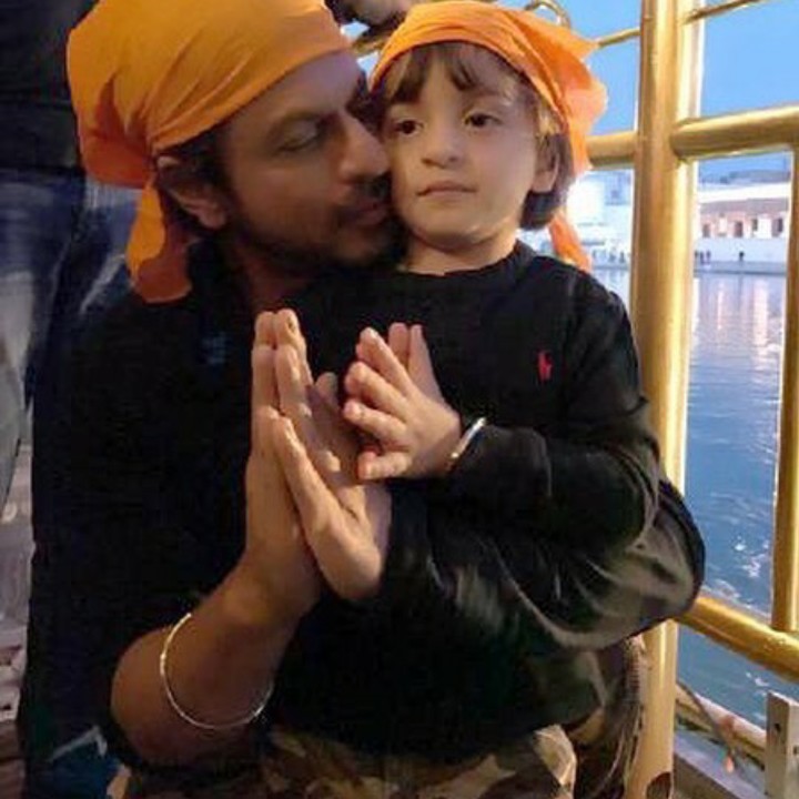 <p>Abram ini dikenal 'nempel' terus sama ayahnya. (Foto: Instagram @iamsrk)</p>